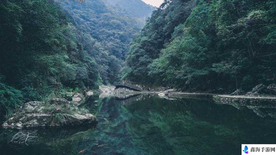 两峰夹溪湿泥不沾诗意尽显，自然风光与人文情怀的完美结合